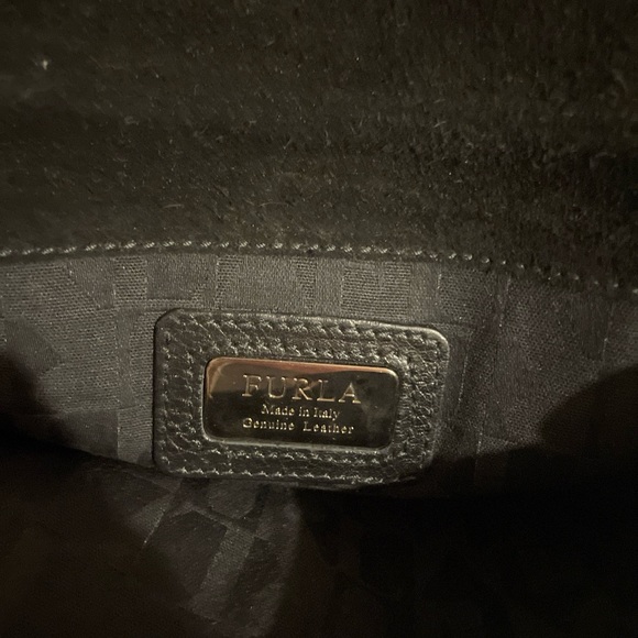 There is no discoloration on the gold. It’s just the shadow from the camera!? - Picture 2 of 6